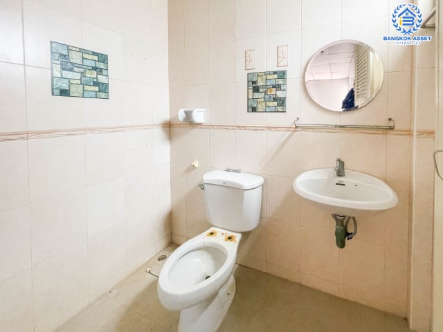 บ้านแฝดมือสอง ปทุมธานี ม.ธราดลบุรี รังสิต-นครนายก เนื้อที่กว้าง 35 ตร.ว. ฟังก์ชัน 3 ห้องนอน 2 ห้องน้ำ บ้านพร้อมเข้าอยู่ ใกล้สิ่งอำนวยความสะดวกมากมาย ในราคาสุดโดน! โครงการตั้งบนทำเลแห่งการเดินทาง เชื่อมต่อถนนรังสิต-นครนายก, ถนนกาญจนาภิเษก, ถนนเลียบด่วนลำลูกกา จองด่วน!